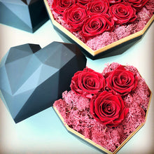 Kép betöltése a galériamegjelenítőbe: Gyémánt szív doboz, örökrózsákkal
