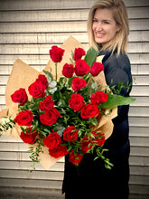 Kép betöltése a galériamegjelenítőbe: Gyönyörű vörös rózsa csokor
