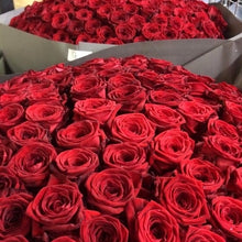 Kép betöltése a galériamegjelenítőbe: Gyönyörű vörös rózsa csokor
