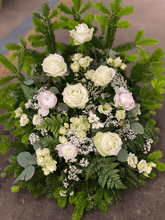 Kép betöltése a galériamegjelenítőbe: Félálló görög koszorú fehér vegyes virágokból
