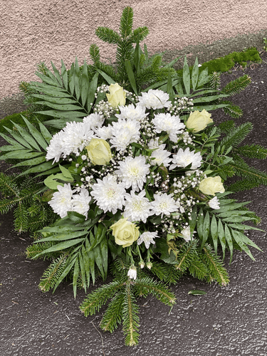 Sírcsokor fehér krizantémmal és fehér rózsával 